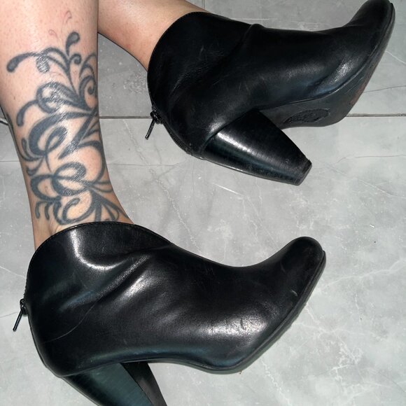 Born Crown Black Genuine Leather Ankle Booties Mid Heel Women's 6.5 - Picture 2 of 9